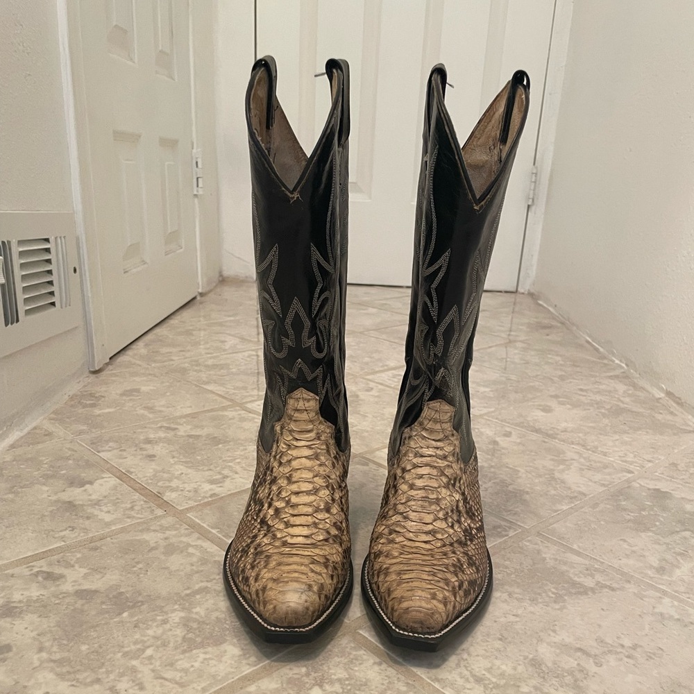 Size 7 unisex snake western boot